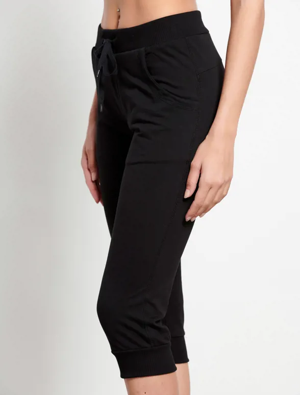 Diaz Women's Regular Fit Plain 3/4th Capri Pants (Black)