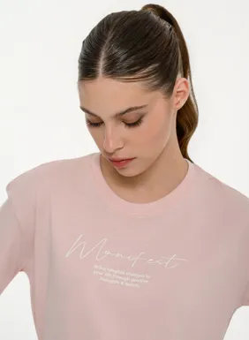 Women's short-sleeved crop top with manifest print