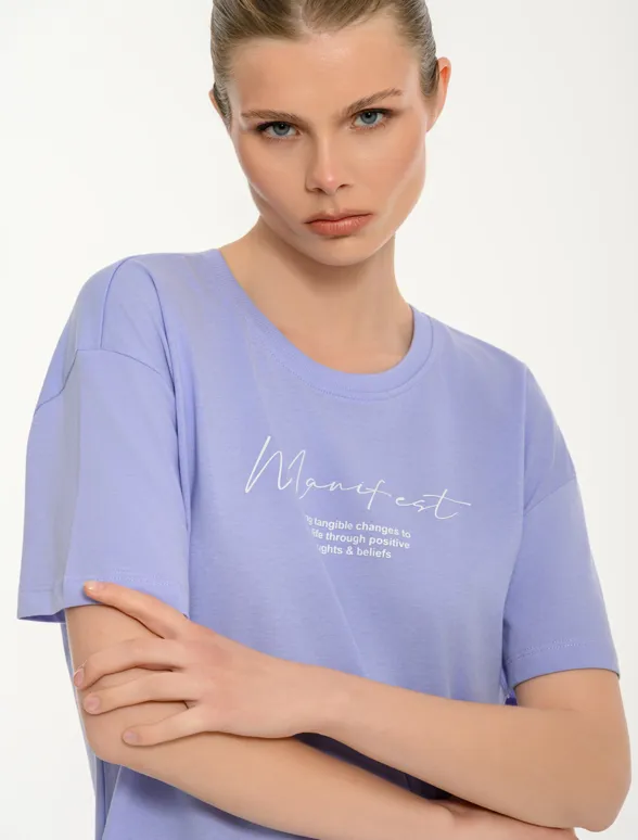 Γυναικείο κοντομάνικο crop top με τύπωμα manifest-mainImage-1