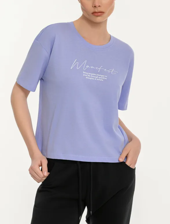 Γυναικείο κοντομάνικο crop top με τύπωμα manifest-mainImage-2