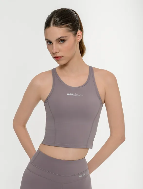 Γυναικείο αθλητικό αμάνικο crop top με τύπωμα bdtk studio-mainImage-1