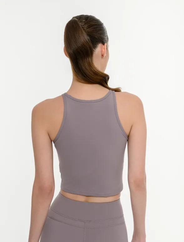 Γυναικείο αθλητικό αμάνικο crop top με τύπωμα bdtk studio-mainImage-3