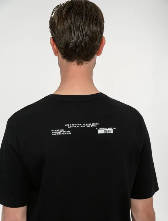 Ανδρικό κοντομάνικο t-shirt με τύπωμα στην πλάτη-mainImage-4