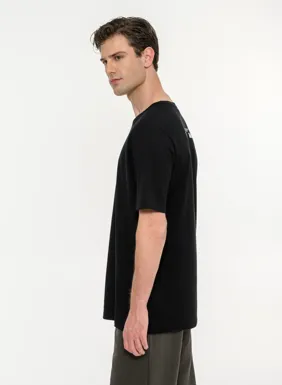 Ανδρικό κοντομάνικο t-shirt με τύπωμα στην πλάτη