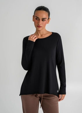 Women s long-sleeved blouse with asymmetric hem